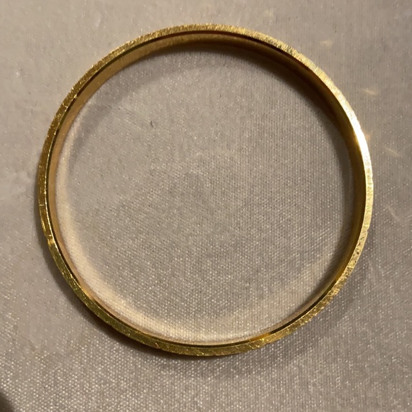 Crown Trifari M gold tone bangle bracelet - Picture 5 of 5